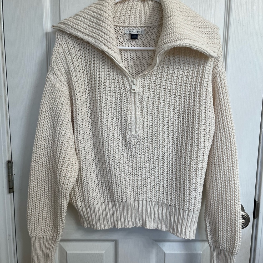 Women's American Eagle Cream Sweater Size Medium